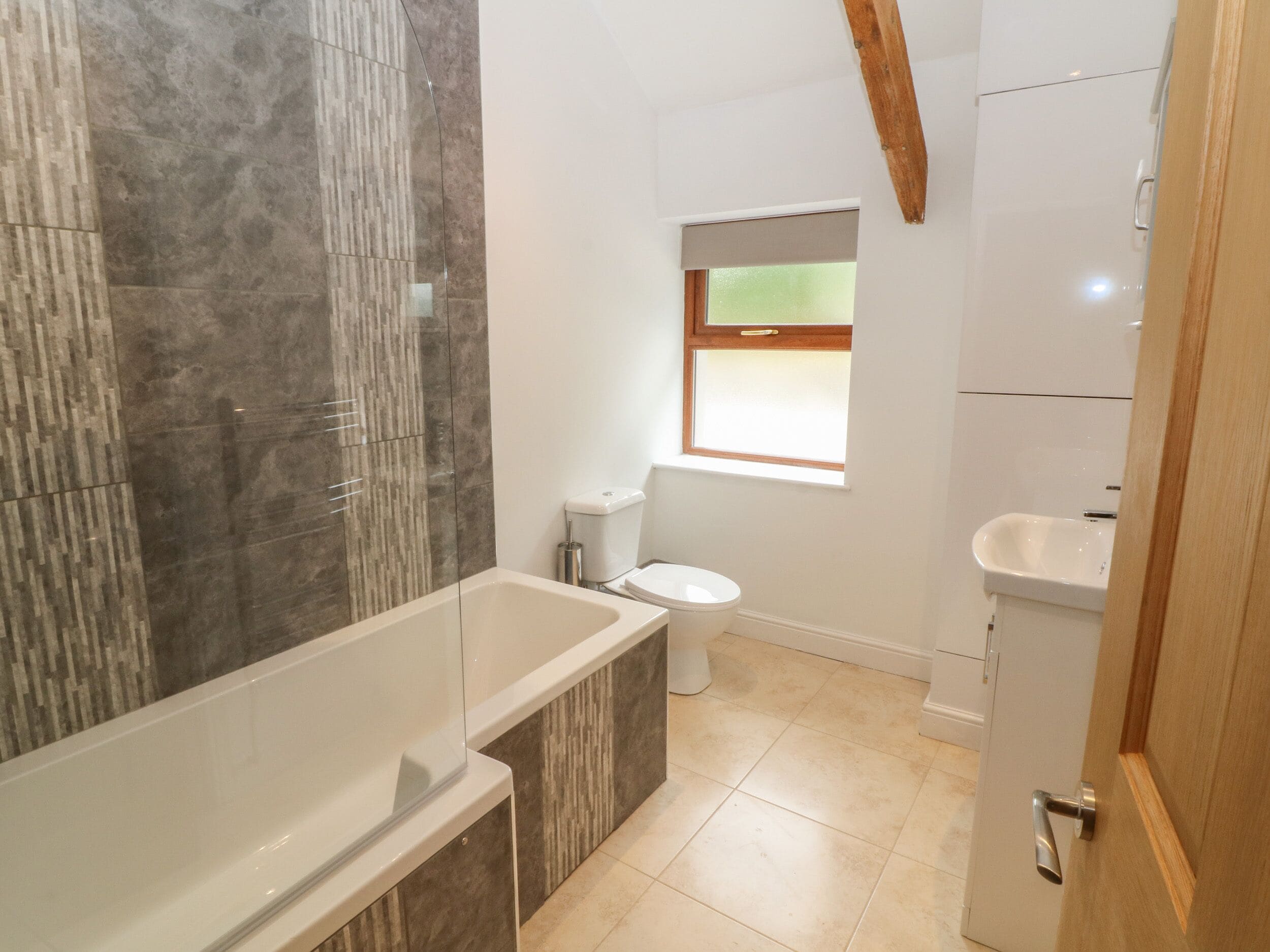 Cottage | Bathroom | Shower, hair dryer, soap