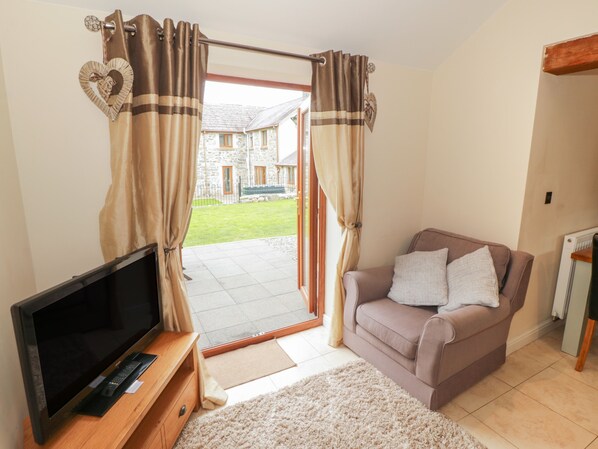 Cottage | Living room | TV - Y Beudy Cottage (Caernarfon)
