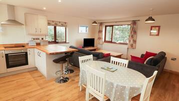 Cottage | Private kitchen | Microwave, stovetop, dishwasher, high chair