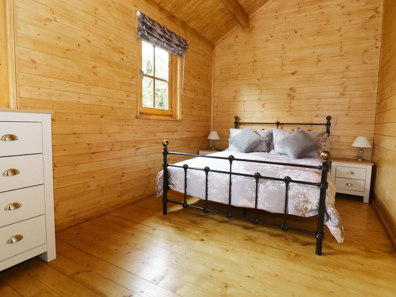 Cottage | 2 bedrooms, individually decorated, individually furnished, free WiFi