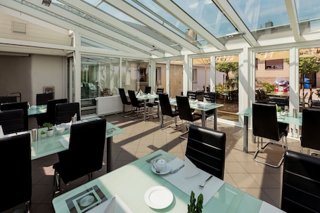 Interior. Hotel am Rosenplatz 24-hour check-in, free parking, guest kitchen