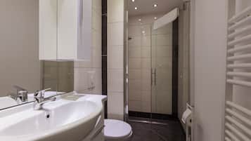 Familienzimmer | Badezimmer | Dusche, kostenlose Toilettenartikel, Haartrockner, Hausschuhe