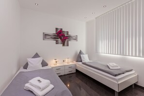 Familierom | Skrivebord, strykejern/-brett, wi-fi (inkludert) og sengetøy