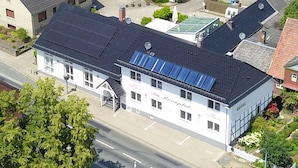 An aerial view of a hotel with a dark roof, solar panels, and a sign reading "Hotel Rosenthal." - Hotel am Rosenplatz 24-hour check-in, free parking, guest kitchen (Rühen)