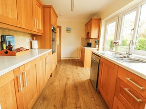 Cottage | Private kitchen | Dishwasher, electric kettle, toaster, high chair