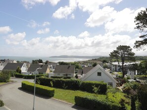 Ein Wohngebiet mit Häusern, einer Straße und Blick auf das Meer.