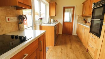 Casa de campo | Cocina privada | Lavavajillas, tetera eléctrica, tostadora y periquera