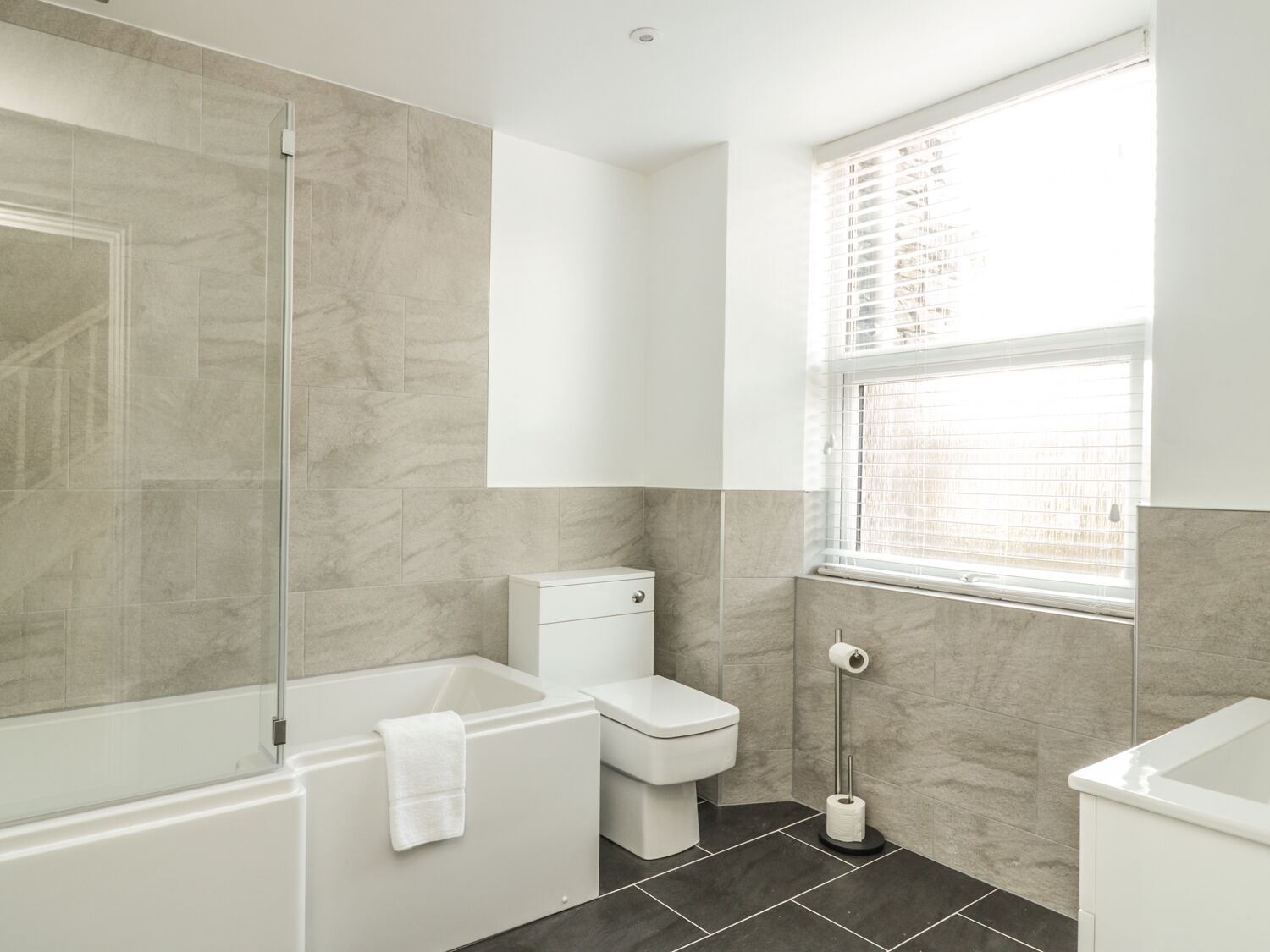 Cottage | Bathroom | Shower, hair dryer