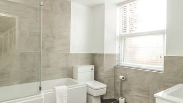 Cottage | Bathroom | Shower, hair dryer