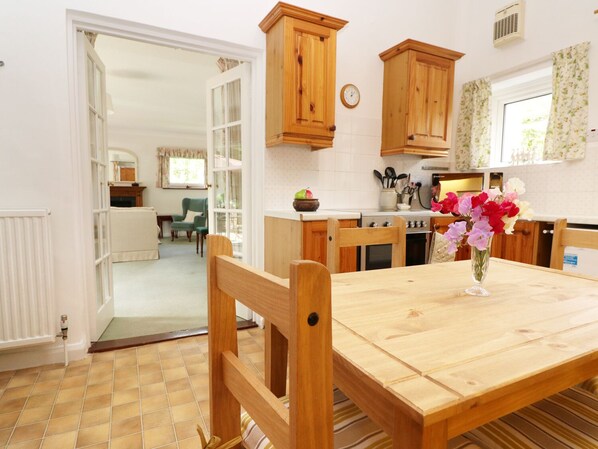 Cottage | Private kitchen | Microwave, stovetop, dishwasher, cookware/dishes/utensils - Westgate Cottage (Sittingbourne)