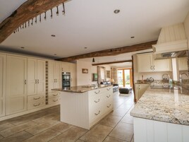 Cottage | Private kitchen | Dishwasher, cookware/dishes/utensils