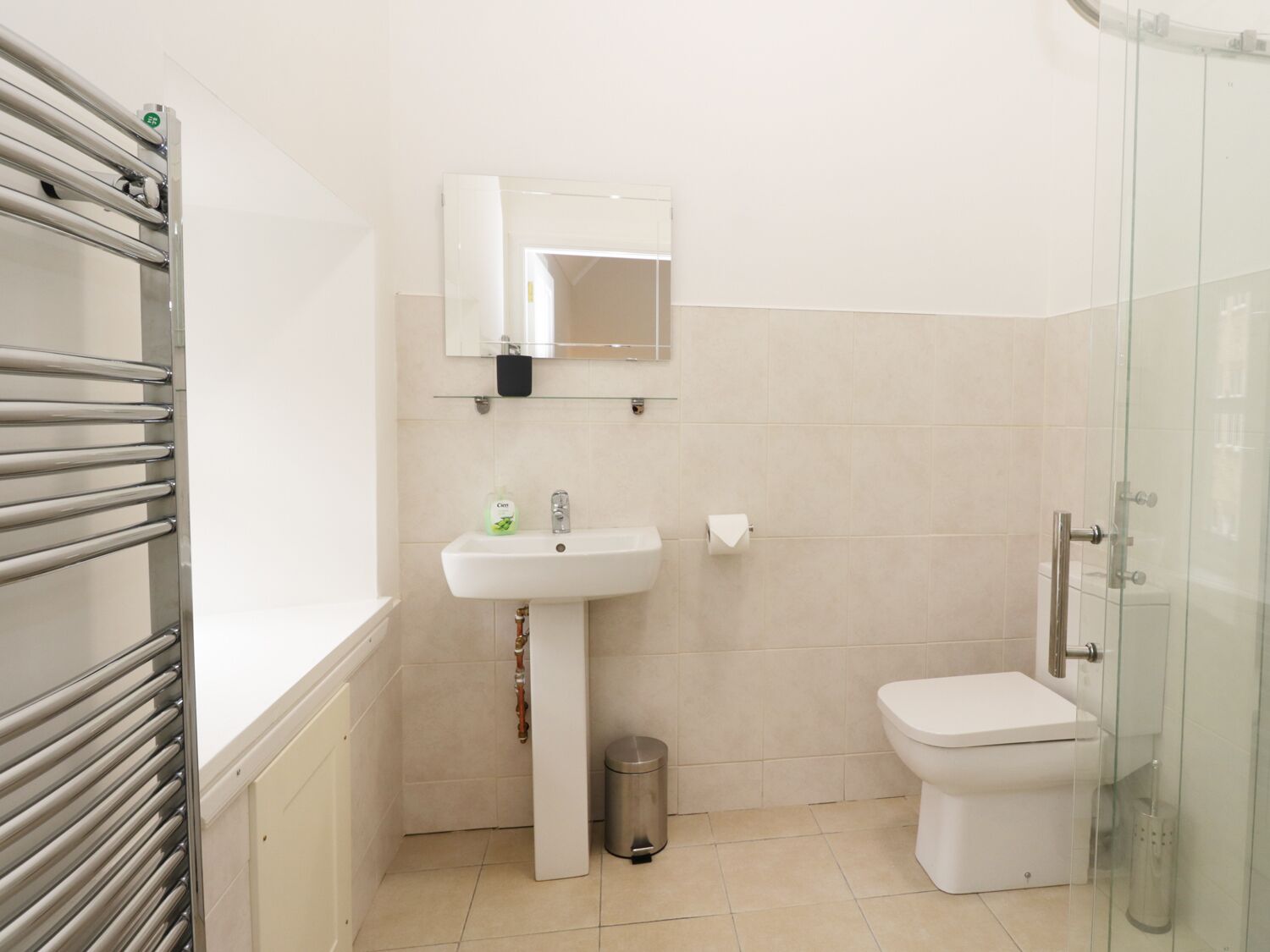 Cottage | Badkamer | Een douche, een haardroger