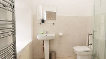 Cottage | Bathroom | Shower, hair dryer