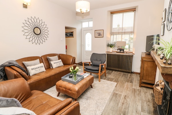 Cottage | Living room | TV