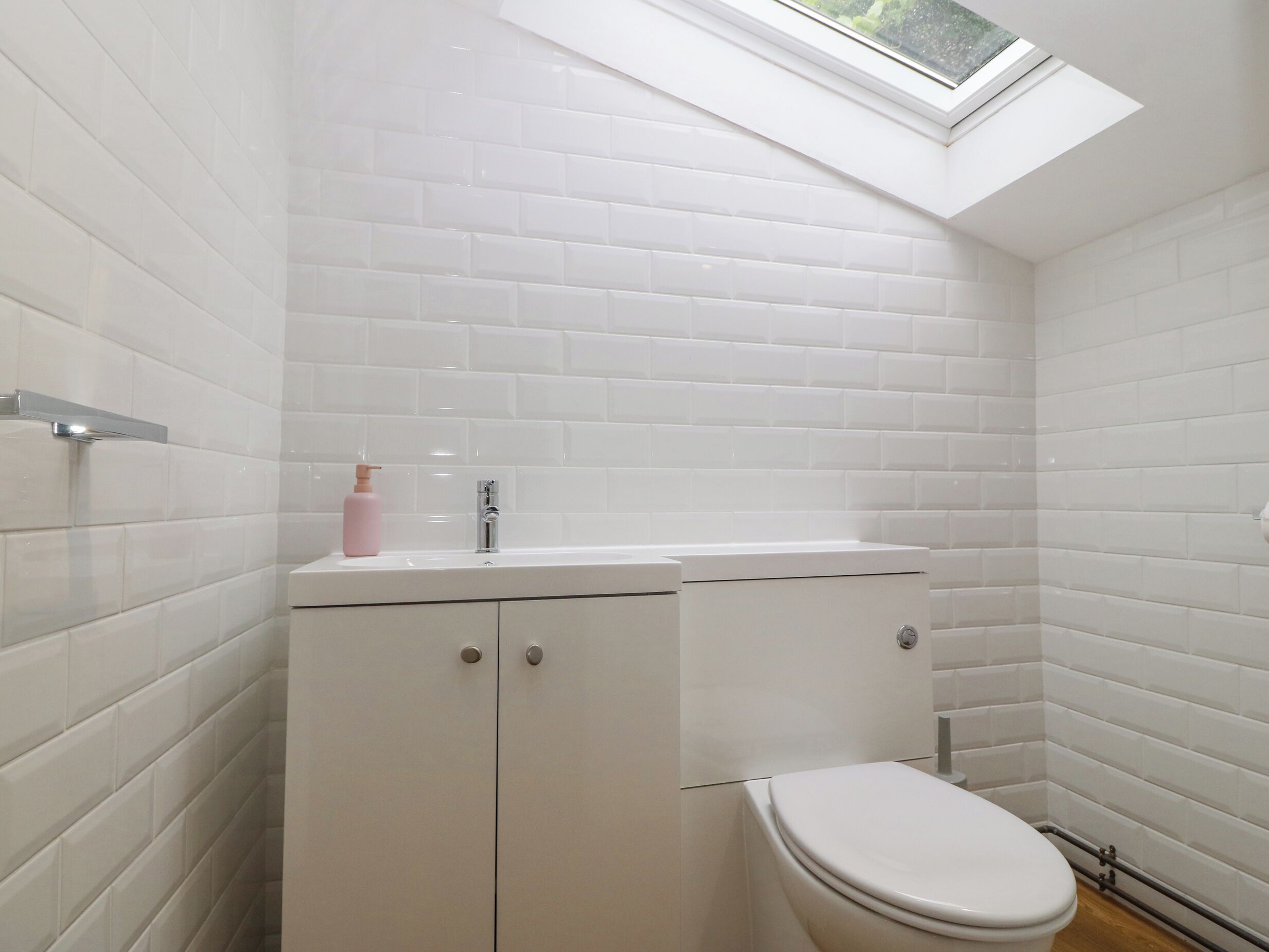 Cottage | Bathroom | Shower, hair dryer