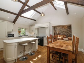 Cottage | Private kitchen | Fridge, microwave, stovetop, dishwasher