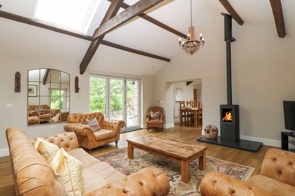 Cottage | Living area | TV