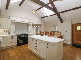 Cottage | Private kitchen | Fridge, microwave, stovetop, dishwasher