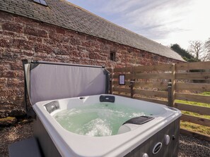 Cottage | Outdoor spa tub - Milltown House (Turriff)