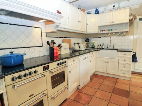 Cottage | Private kitchen | Stovetop, dishwasher, electric kettle, toaster