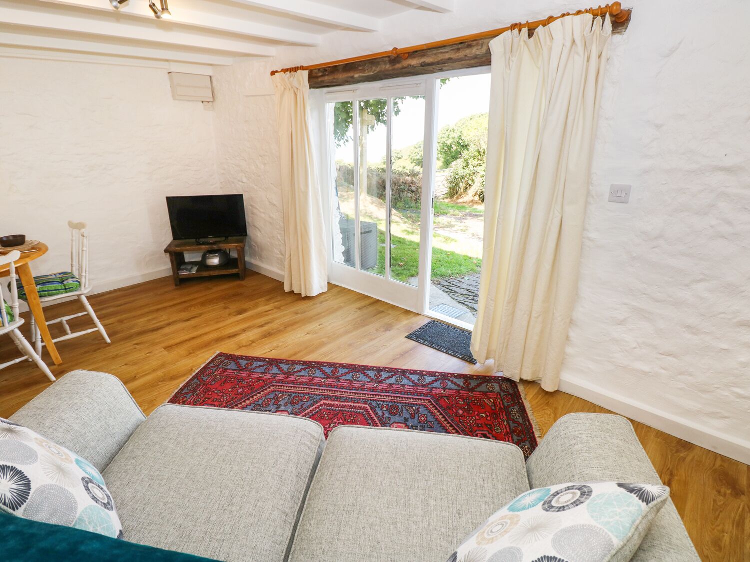 คอทเทจ | ห้องนั่งเล่น | ทีวี