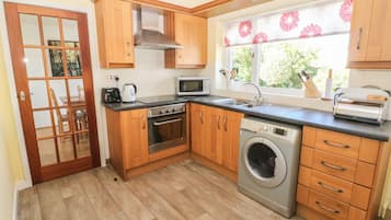 Cottage | Private kitchen | Microwave, stovetop, electric kettle, toaster