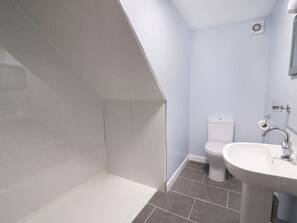 A bathroom with a shower, toilet, and sink. - Cilgwyn Bach (Newport)