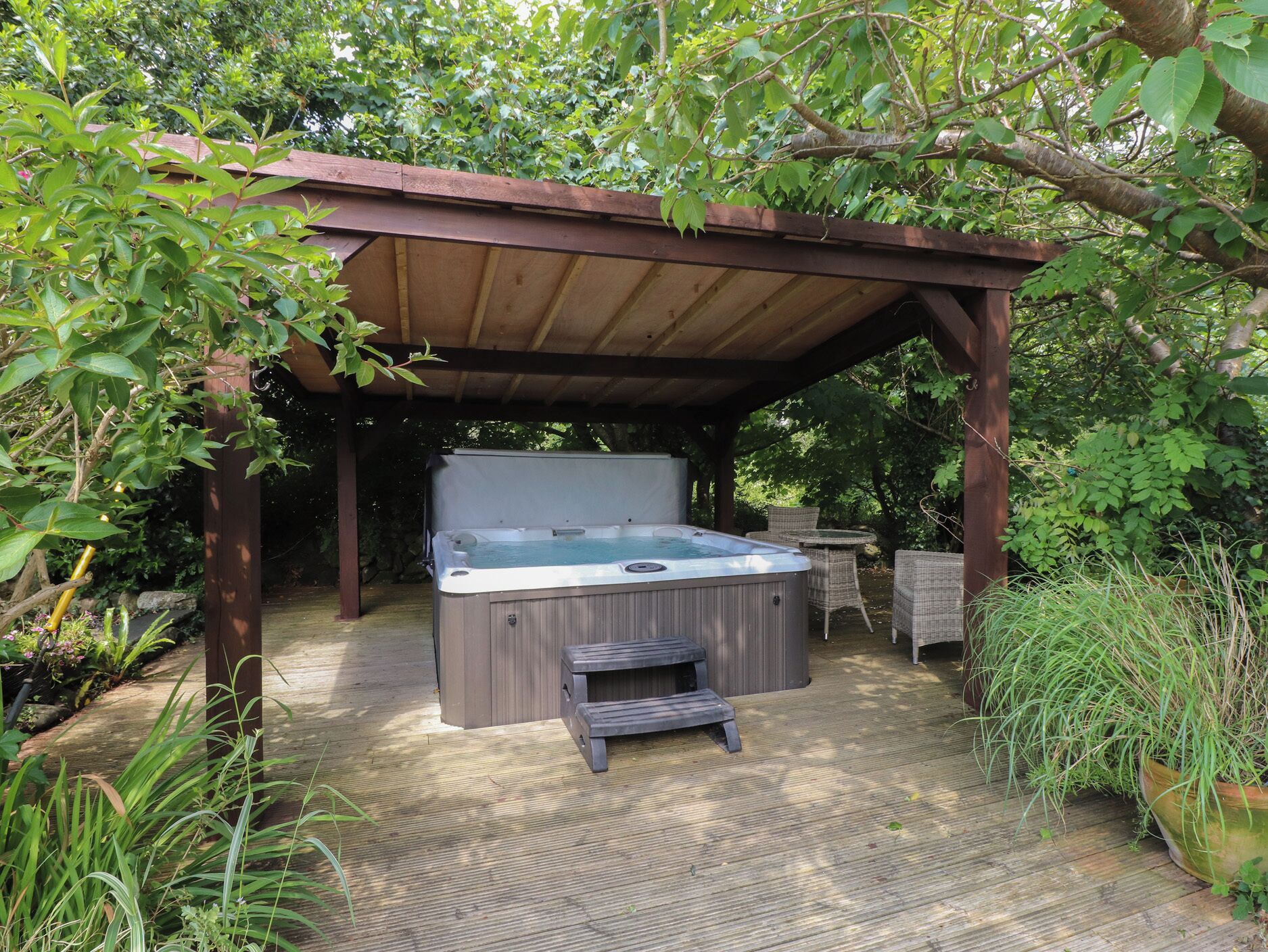 Outdoor spa tub