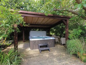 Outdoor spa tub - Plas Mawr (Caernarfon)