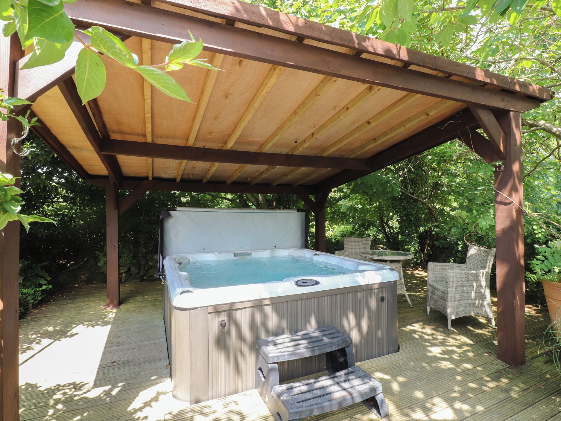Outdoor spa tub