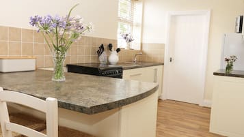 Cottage | Cuisine privée | Réfrigérateur, lave-vaisselle, chaise haute