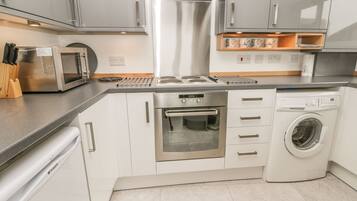 Mökki | Yksityinen keittiö | Jääkaappi, astianpesukone, keittoastiat/astiat/ruokailuvälineet