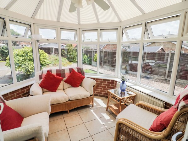 Cottage | Living area | TV, DVD player - Lynsted Lodge (Ashby-de-la-Zouch)