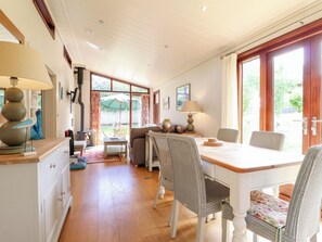 Cottage | Private kitchen | Dishwasher, cookware/dishes/utensils - Tickencote (Oakham)