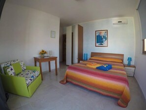 Habitación Deluxe | Ropa de cama de alta calidad, cortinas blackout y camas extra 