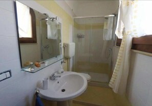 Shower, rainfall showerhead, free toiletries, hair dryer - B&B Barone (Castro)