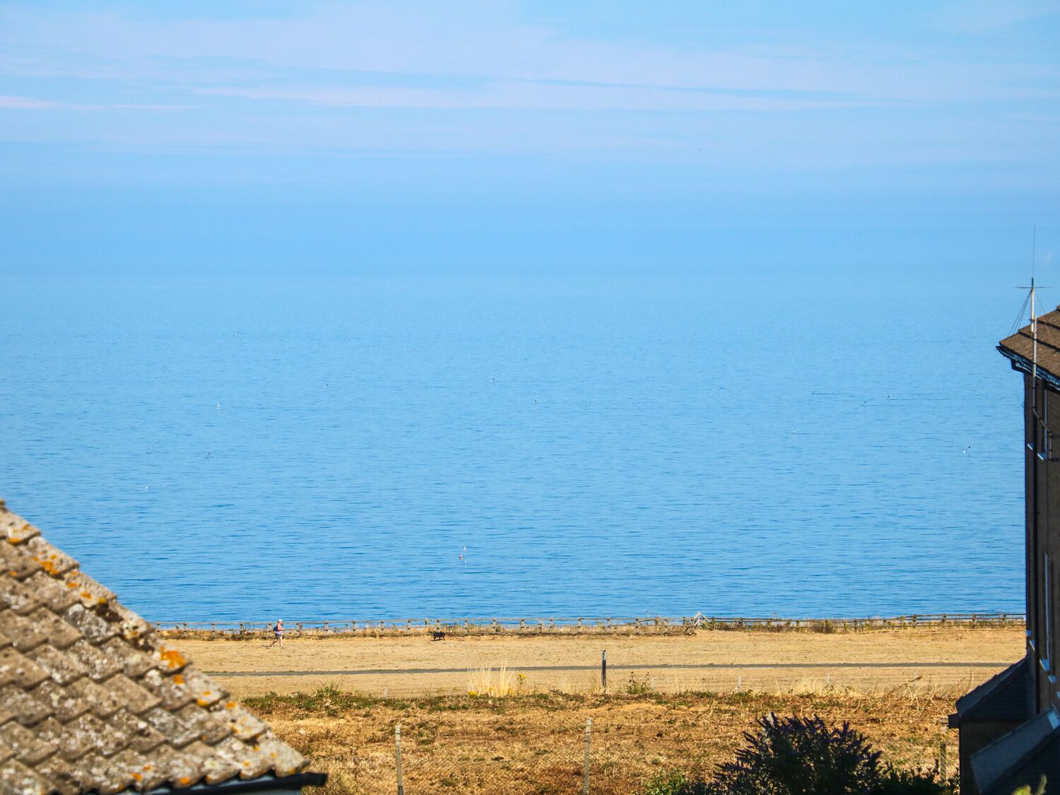 Une vue sur la côte, avec une plage de sable et une mer bleue et limpide.