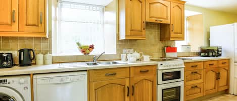 Cottage | Private kitchen | Dishwasher, cookware/dishes/utensils