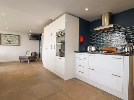 Refrigerador, microondas, placa de cocina, lavavajillas