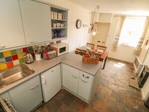 Mökki | Yksityinen keittiö | Jääkaappi, mikroaaltouuni, liesi, keittoastiat/astiat/ruokailuvälineet