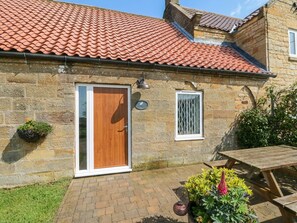 Cottage | Outdoor dining - Milton Cottage (Whitby)