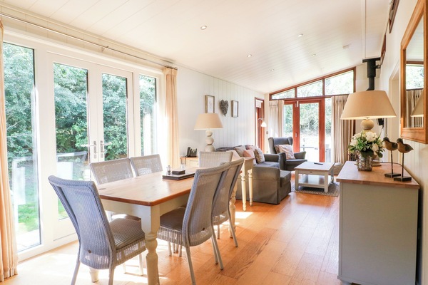 Cottage | Dining