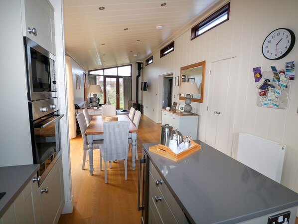 村舍 | 私人厨房 | 冰箱、洗碗机、厨具/餐具