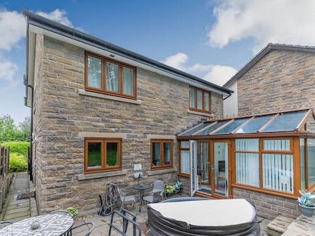 Cottage | Balcony. 2 Carr Farm Close