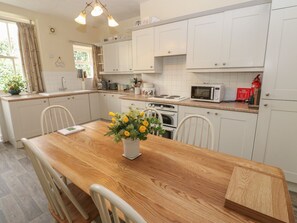 Cottage | Private kitchen | Fridge, microwave, dishwasher, electric kettle - The Back House (Darlington)