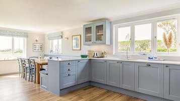 Cottage | Private kitchen | Fridge, dishwasher, electric kettle, toaster