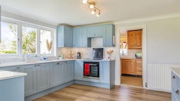 Cottage | Private kitchen | Fridge, dishwasher, electric kettle, toaster