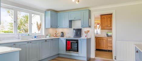 Cottage | Private kitchen | Fridge, dishwasher, electric kettle, toaster