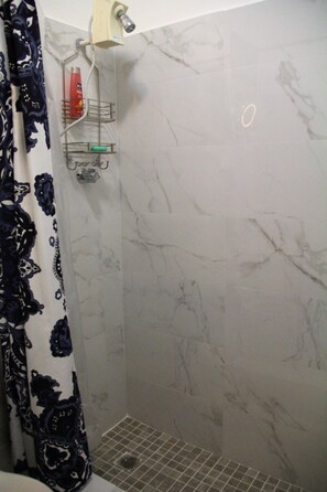Appartement luxueux, 1 chambre | Douche de la salle de bain