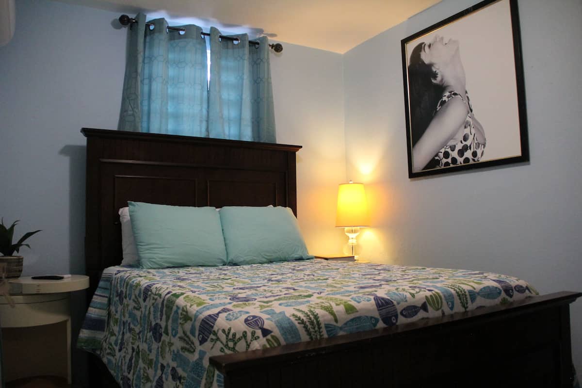 Luxury Apartment, 2 Bedrooms | Desk, laptop workspace, iron/ironing board, free WiFi